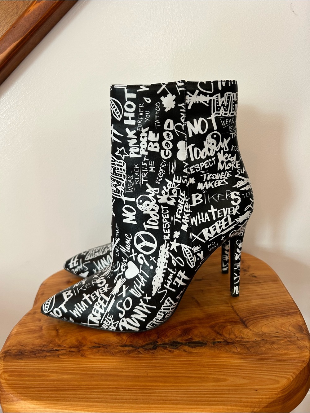 Beautiful Aldo Black & White Graffiti-Print Pointed Stiletto Bootiesβ€οΈ9